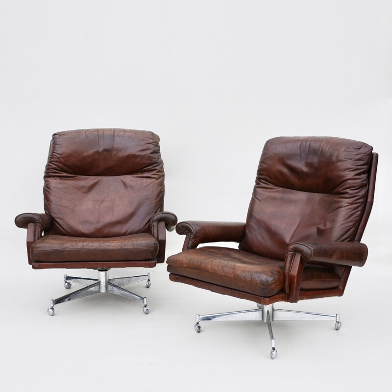 Paire de deux fauteuils marron pivotants en cuir et en chrome - 1950