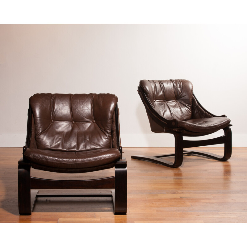 Paire de fauteuils lounges en cuir brun foncé - 1980