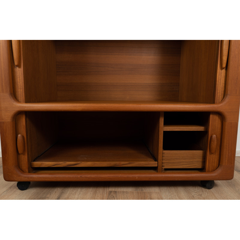 Soporte de TV de madera vintage con ruedas de Dyrlund