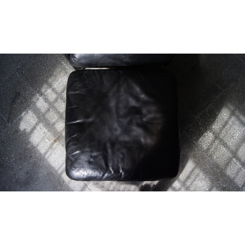 Fauteuil vintage en cuir noir avec repose-pieds par De Sede, Canada 1980