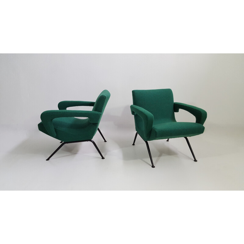 Paire de fauteuils verts avec piétement noir - 1950