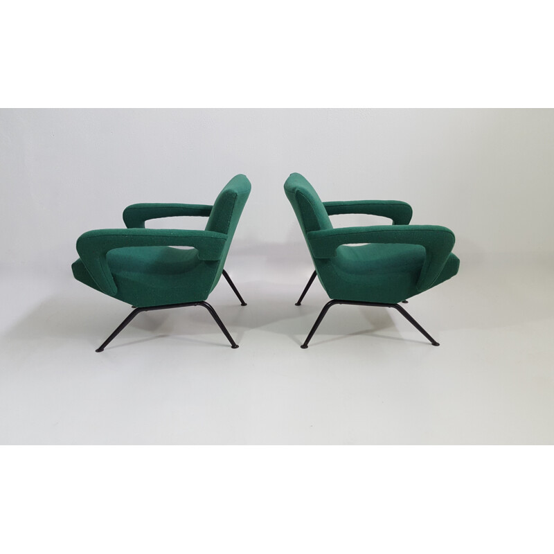 Paire de fauteuils verts avec piétement noir - 1950