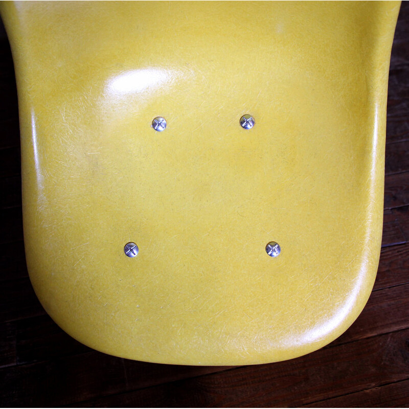 Paire de chaises vintage Dsw jaunes par Charles et Ray Eames pour Herman Miller