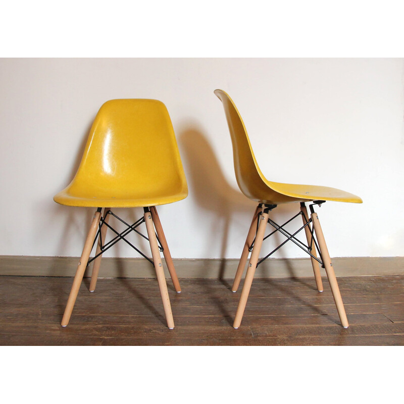 Paire de chaises vintage Dsw jaunes par Charles et Ray Eames pour Herman Miller