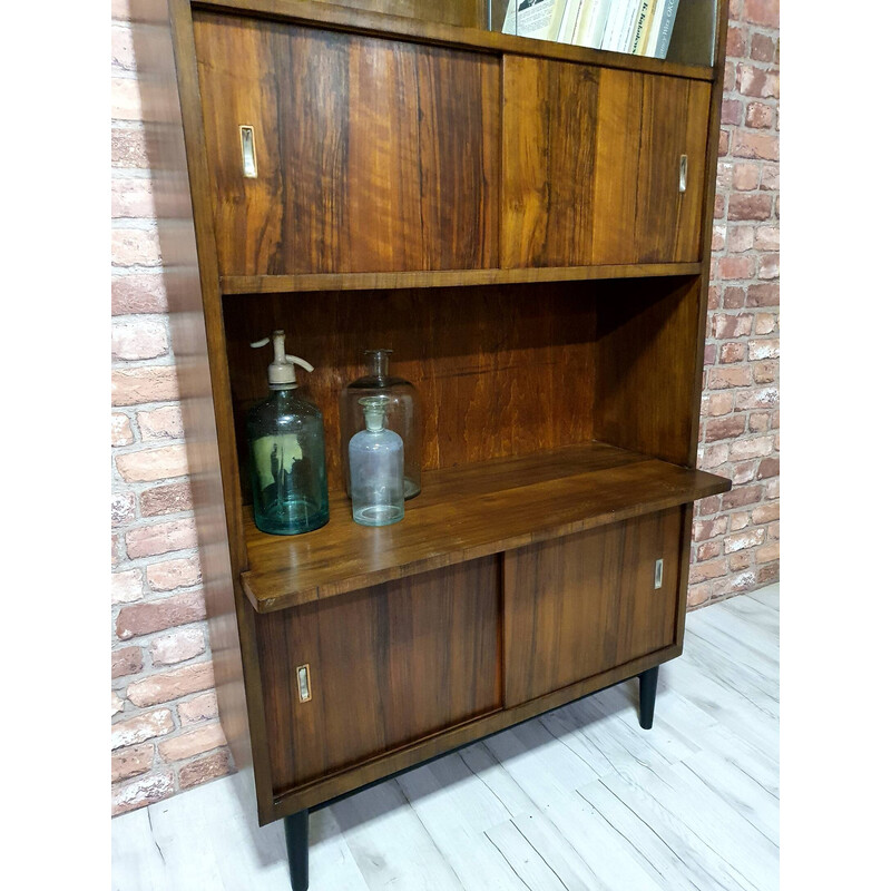 Librería vintage de nogal con puertas correderas, 1960