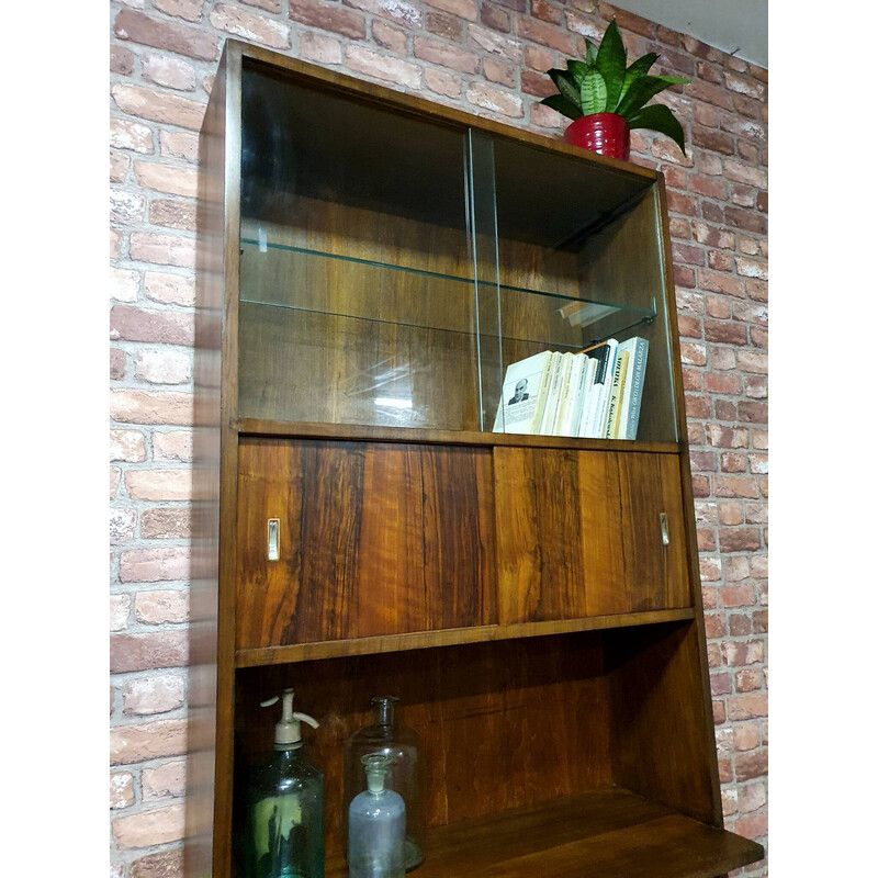 Oude notenhouten boekenkast met schuifdeuren, 1960
