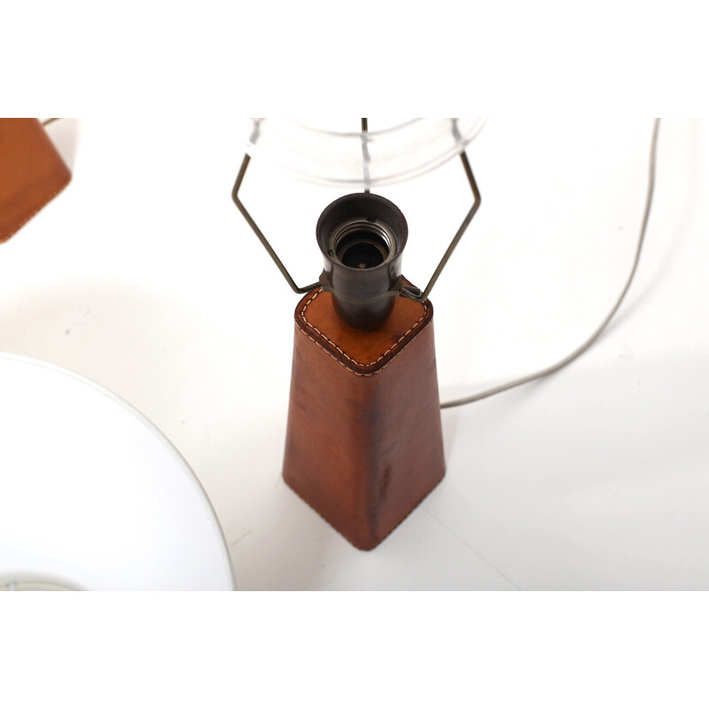 Pareja de lámparas de mesa de cuero coñac vintage de Lisa Johansson-Pape para Illums Bolighus, Dinamarca años 60