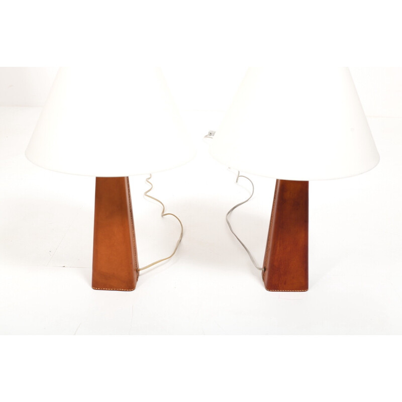 Par de candeeiros de mesa em pele de conhaque vintage de Lisa Johansson-Pape para Illums Bolighus, Dinamarca nos anos 60