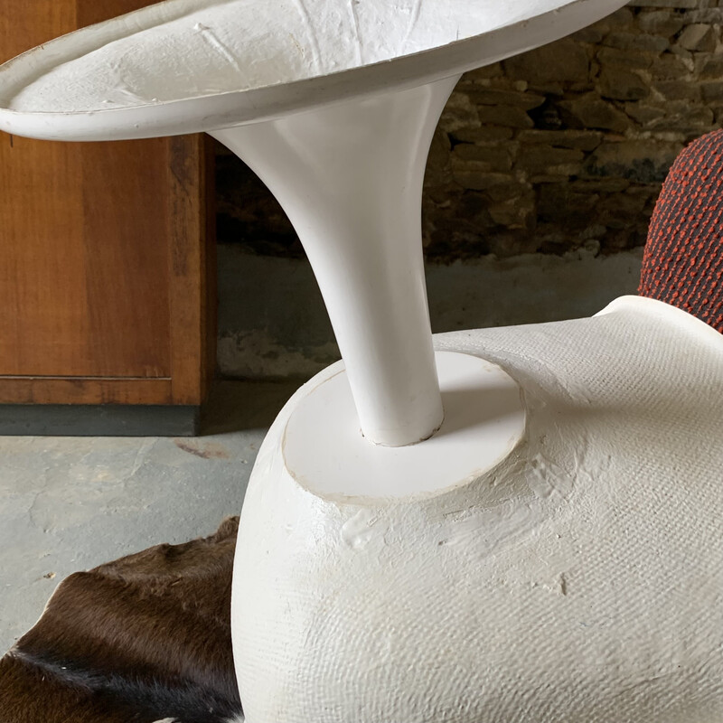 Vintage tulip armchair in white fiberglass