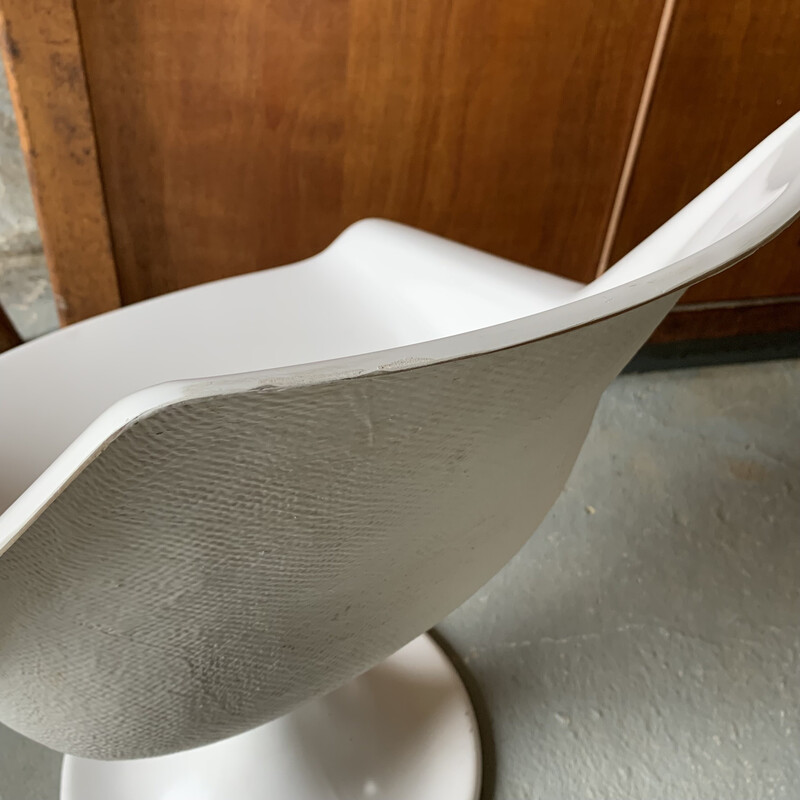 Vintage tulip armchair in white fiberglass