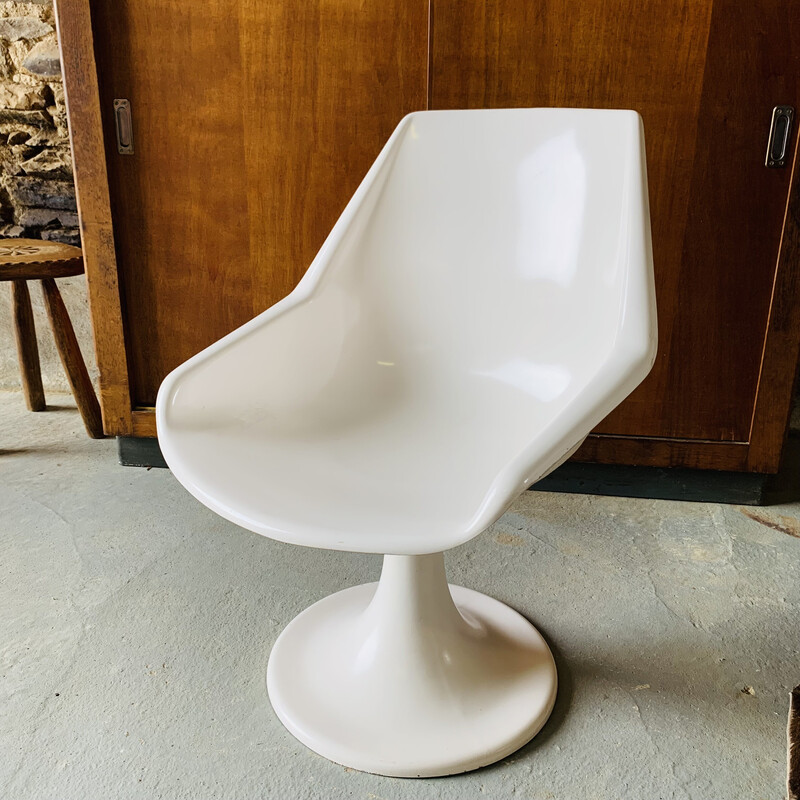 Vintage tulip armchair in white fiberglass