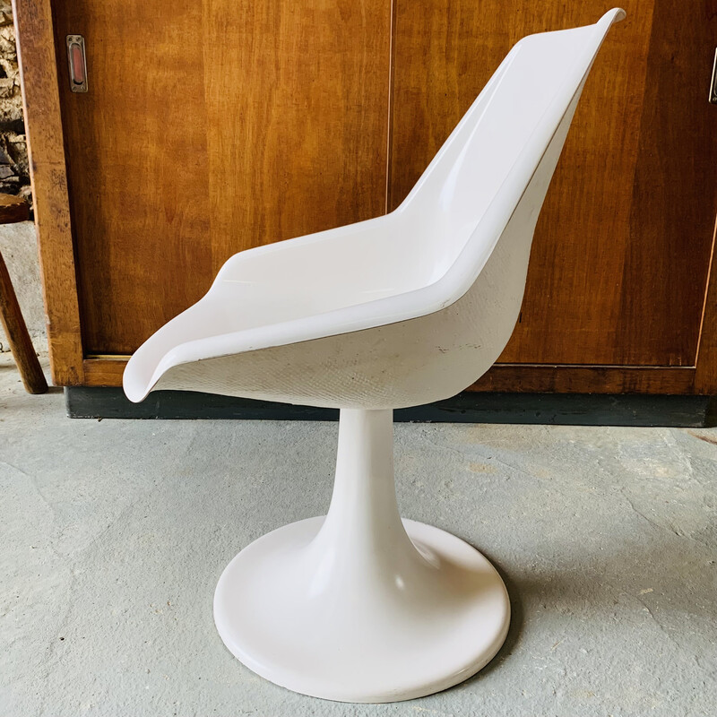 Vintage tulip armchair in white fiberglass