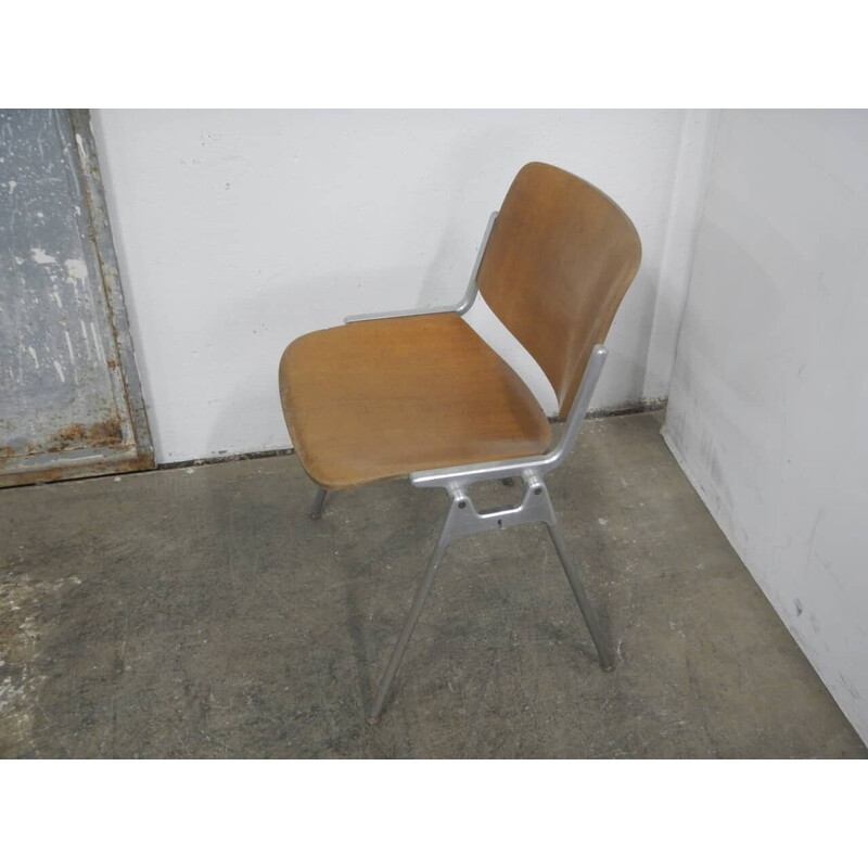 Metal Vintage e cadeira de ripas de Anonima Castelli