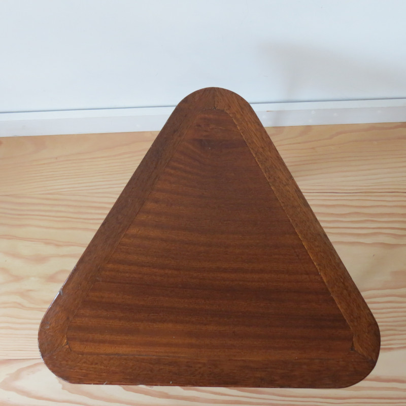 Mesa auxiliar triangular de caoba de mediados de siglo, años 50