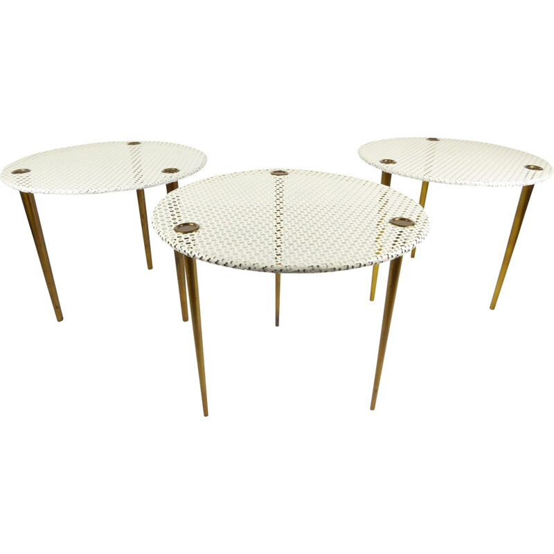Set de trois tables gigognes "Partroy" en métal perforé blanc et laiton, Pierre CRUEGE - 1950