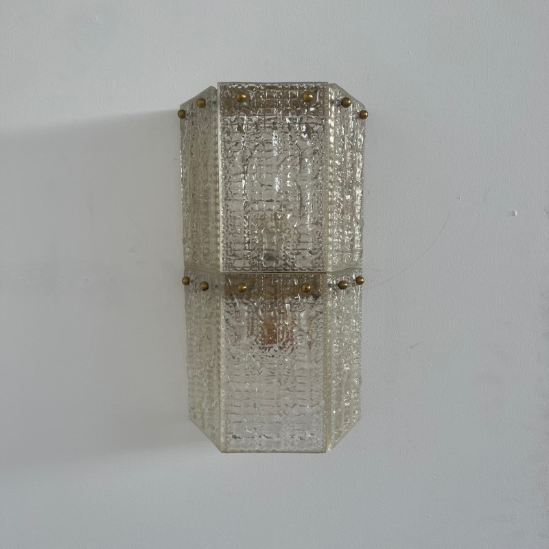 Pareja de apliques suecos de latón y cristal de mediados de siglo, años 60