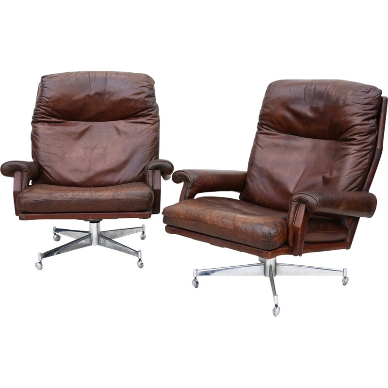 Paire de deux fauteuils marron pivotants en cuir et en chrome - 1950