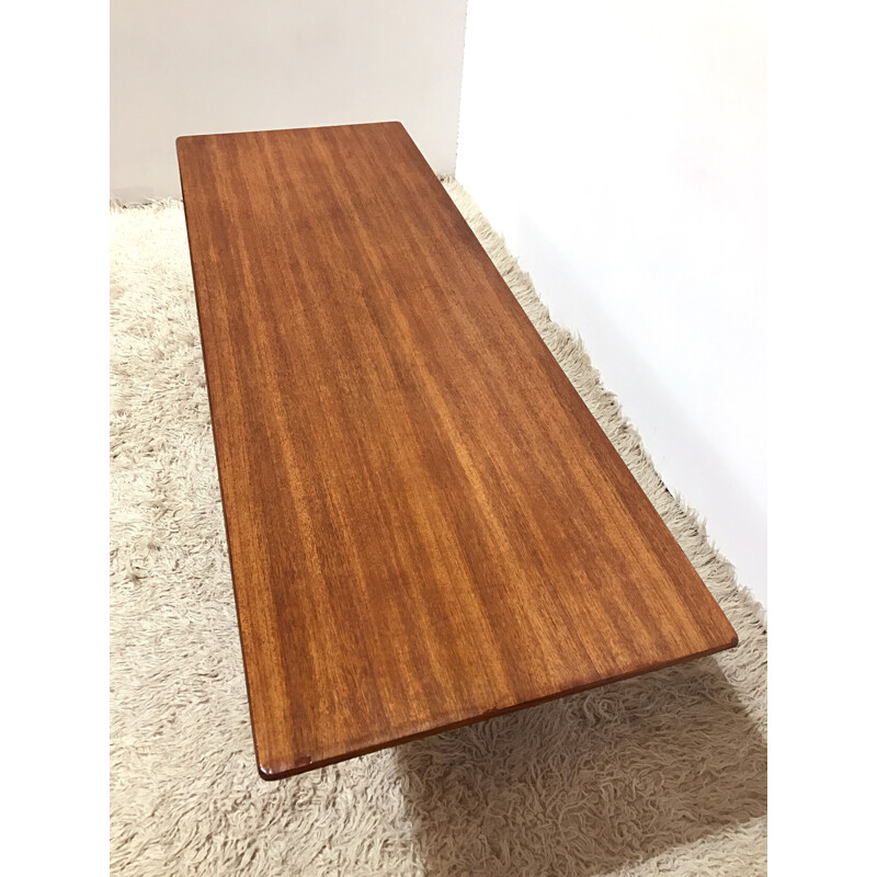 Longue table basse d’Ib Kofod-Larsen - 1960