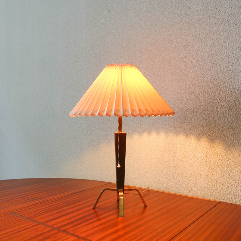 Midden-eeuwse Deense houten en messing driepoot tafellamp, 1950
