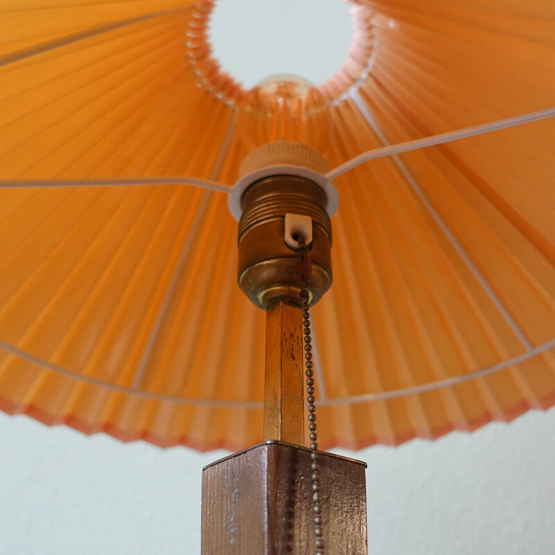 Midden-eeuwse Deense houten en messing driepoot tafellamp, 1950