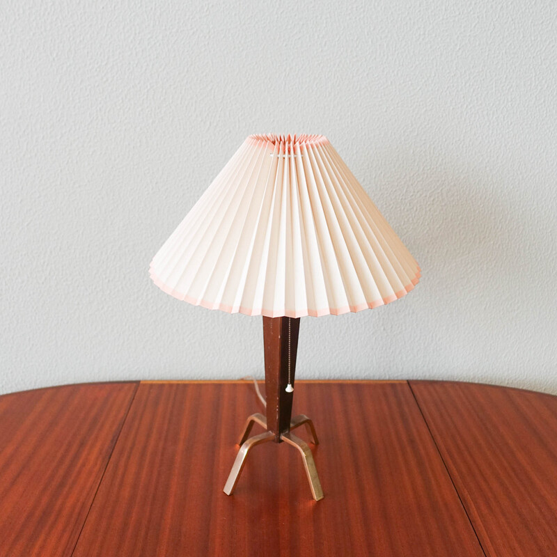 Lampe de table tripode danoise vintage en bois et laiton, 1950