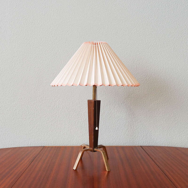 Lampada da tavolo danese a treppiede in legno e ottone della metà del secolo scorso, anni '50
