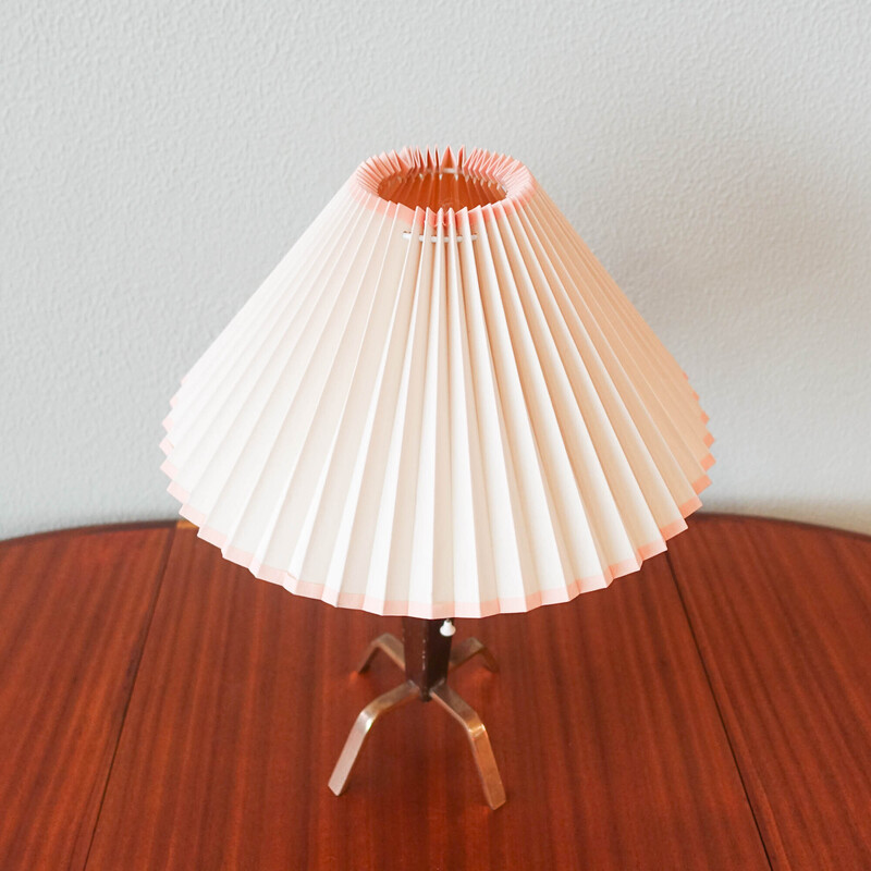 Lampe de table tripode danoise vintage en bois et laiton, 1950