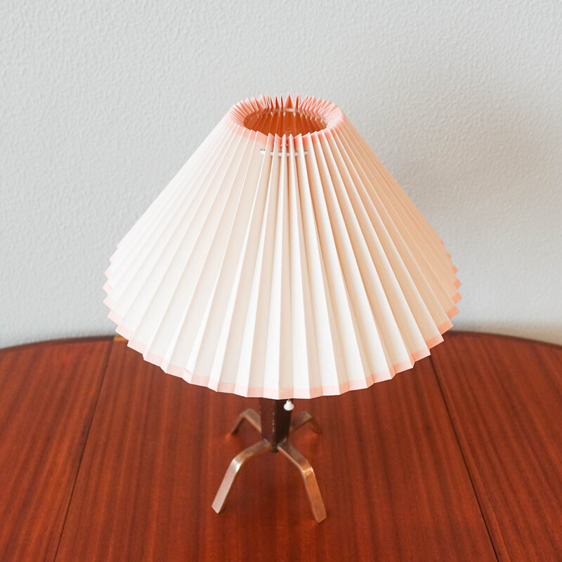 Lámpara de mesa trípode danesa de mediados de siglo en madera y latón, años 50