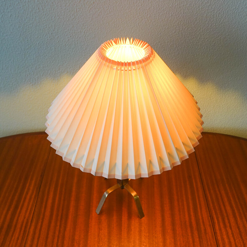 Lámpara de mesa trípode danesa de mediados de siglo en madera y latón, años 50