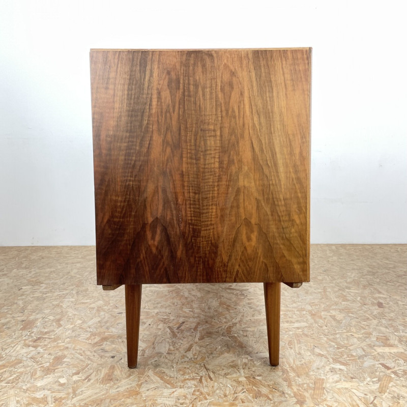 Credenza di metà secolo in noce di Alfred Cox, anni '60