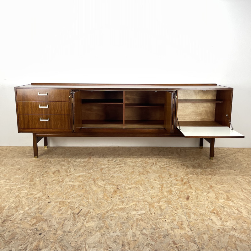 Credenza vintage G Plan in noce con ante a ribalta di Donald Gomme, anni '60