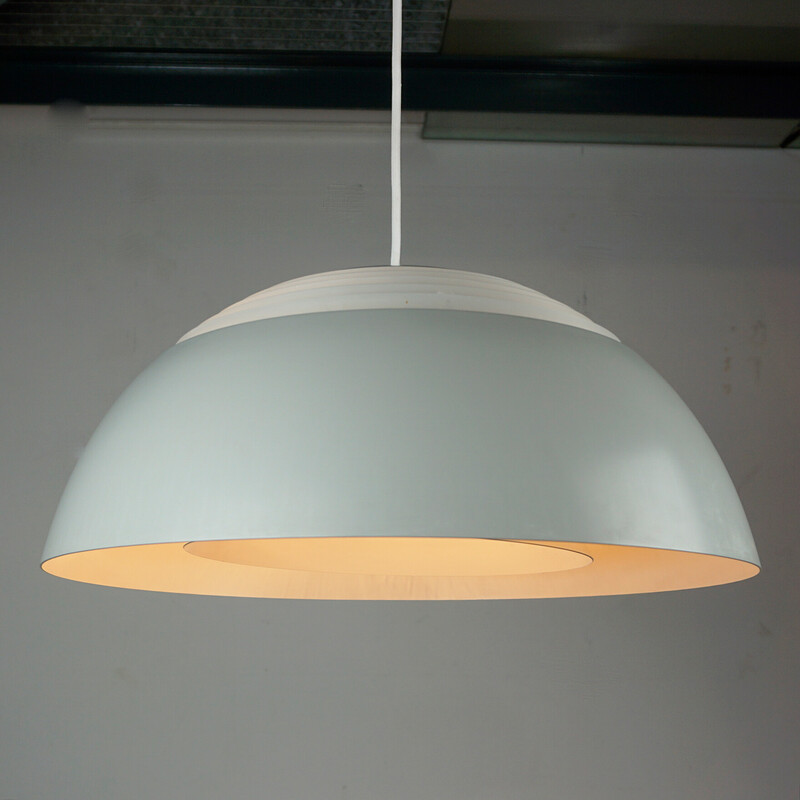 Lampada a sospensione vintage AJ Royal bianca di Arne Jacobsen per Louis Poulsen, Danimarca 1960