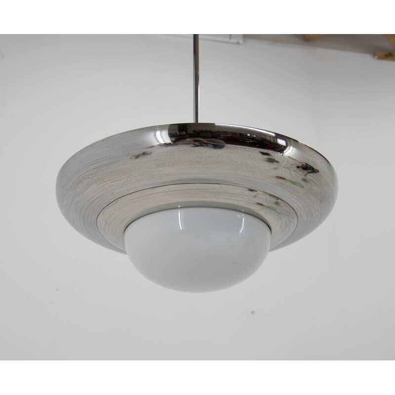 Lampadario vintage Ufo con paralume in vetro opalino di Napako, anni '40