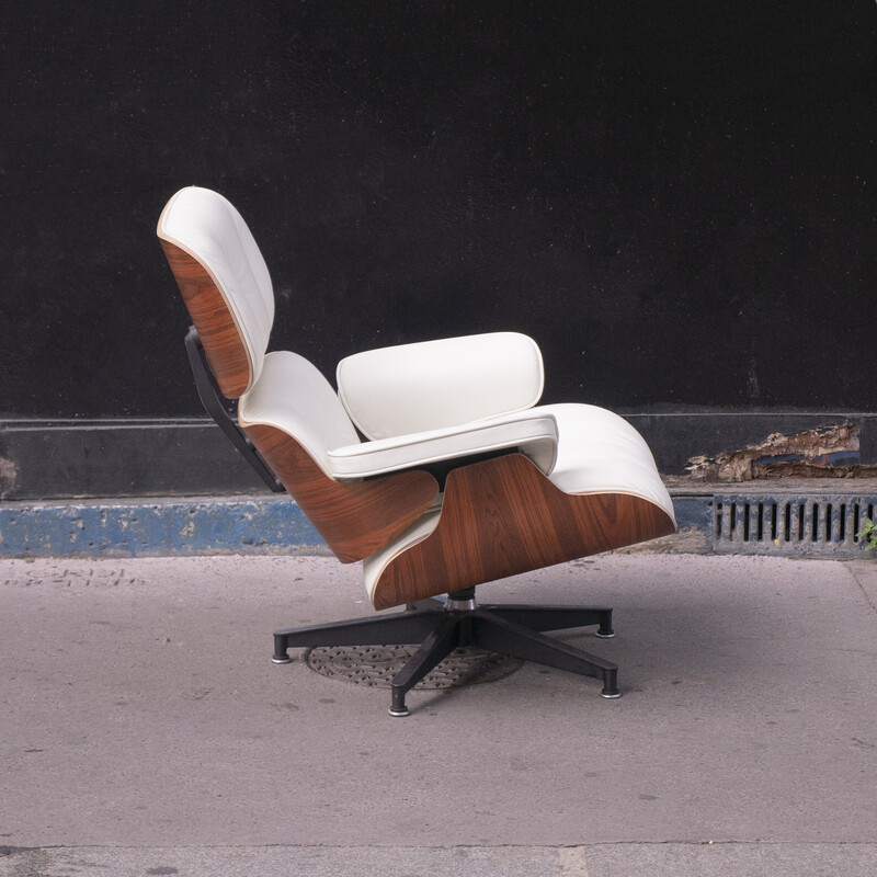 fauteuil met voetenbankje van en Ray Eames voor Herman Miller, 2017