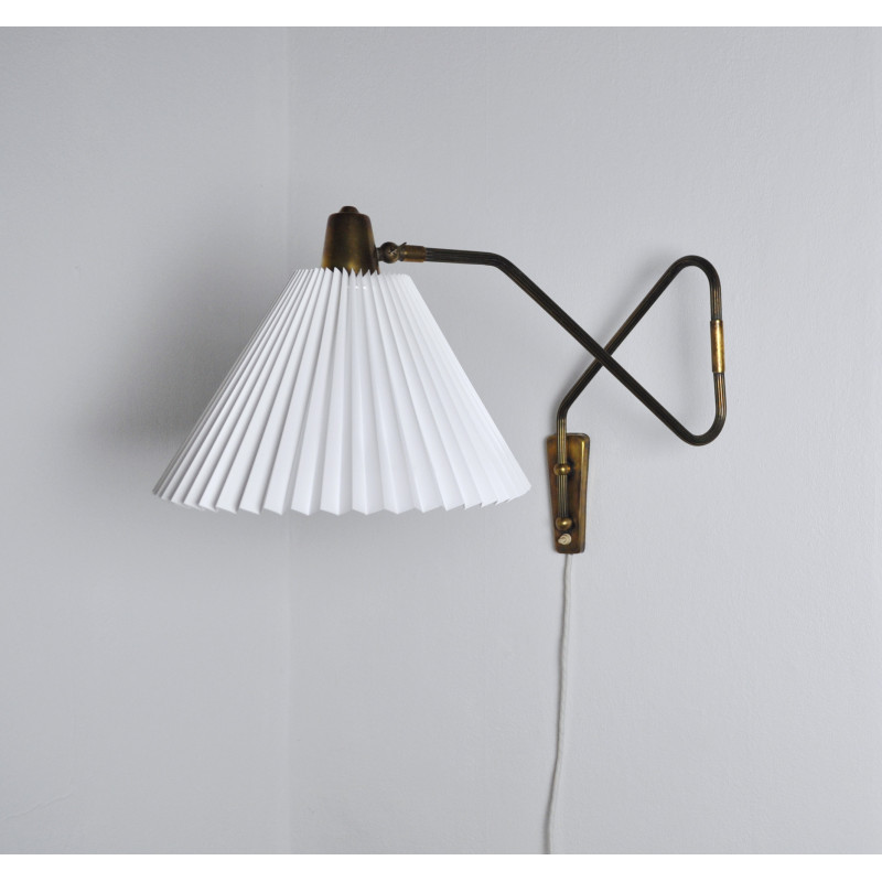 Lampada da parete danese vintage a braccio oscillante in ottone, anni '50