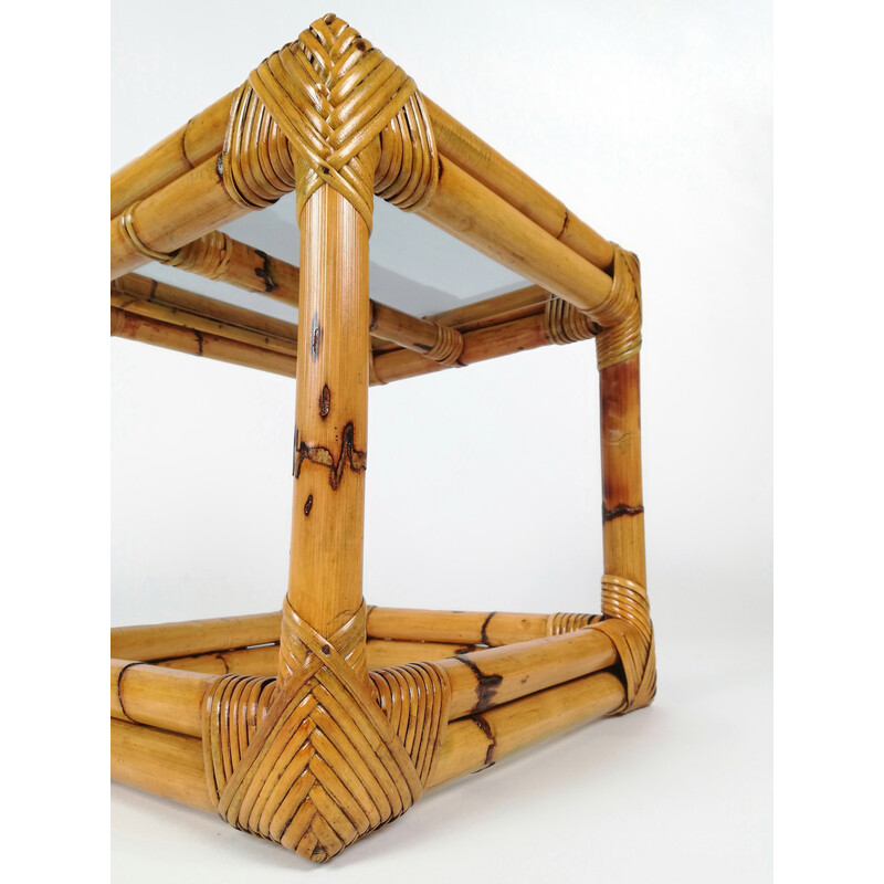 Pareja de mesas auxiliares vintage de bambú, ratán y cristal ahumado, Italia años 60-70