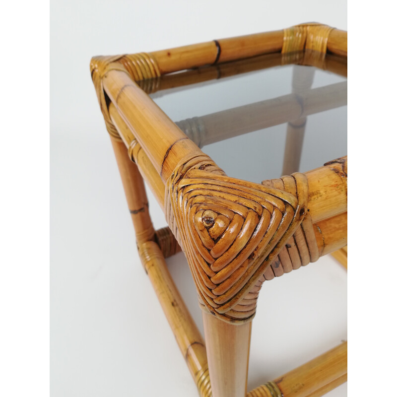 Pareja de mesas auxiliares vintage de bambú, ratán y cristal ahumado, Italia años 60-70