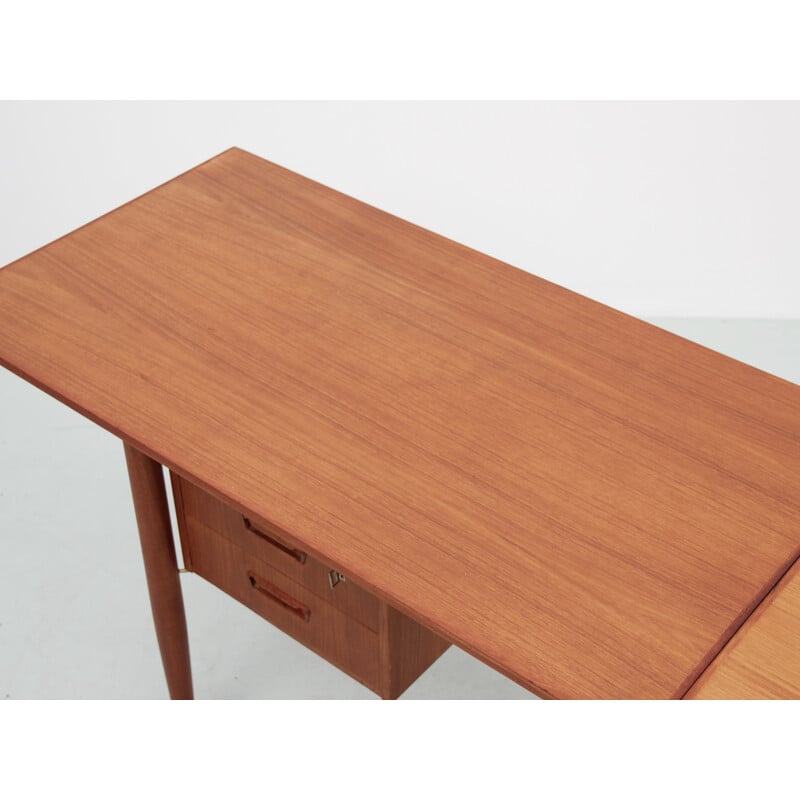 Skandinavischer Vintage-Schreibtisch mit Teakholzklappe und spitz zulaufenden Beinen