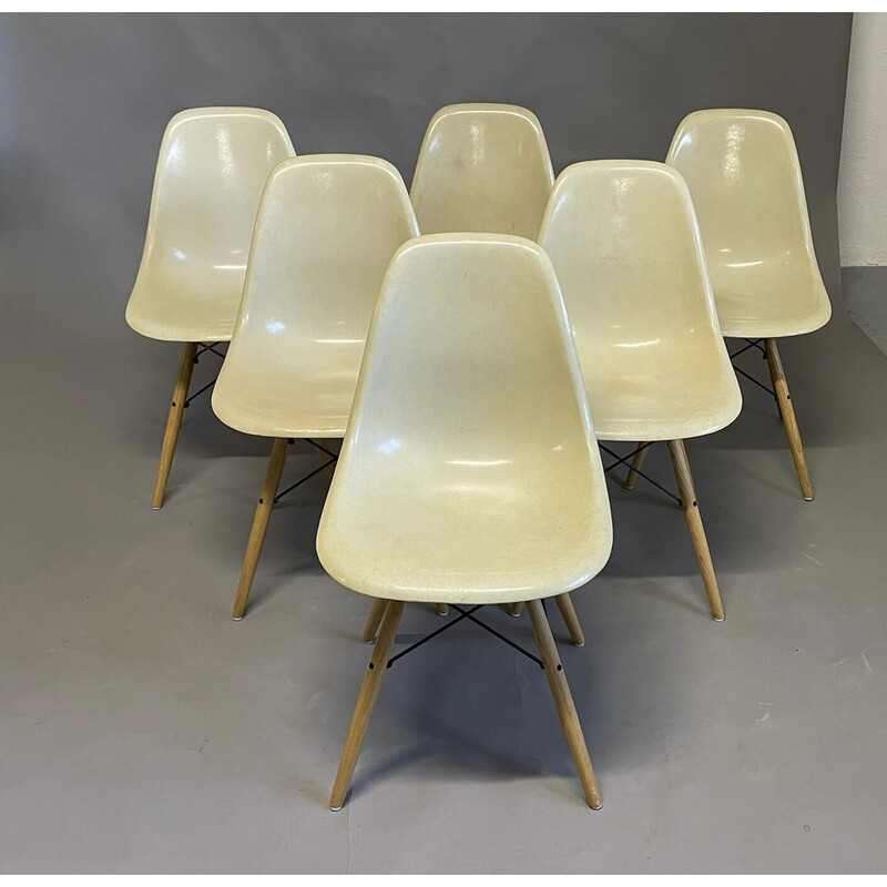 Ensemble de 6 chaises coque vintage "Dsw" par Charles et Ray Eames pour Herman Miller, U.S.A. 1965