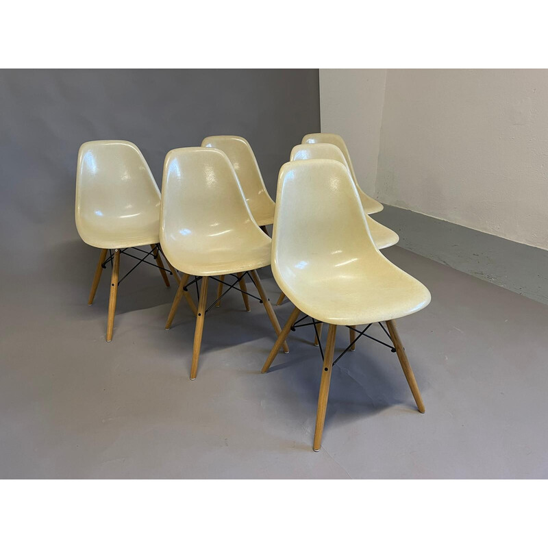 Ensemble de 6 chaises coque vintage "Dsw" par Charles et Ray Eames pour Herman Miller, U.S.A. 1965