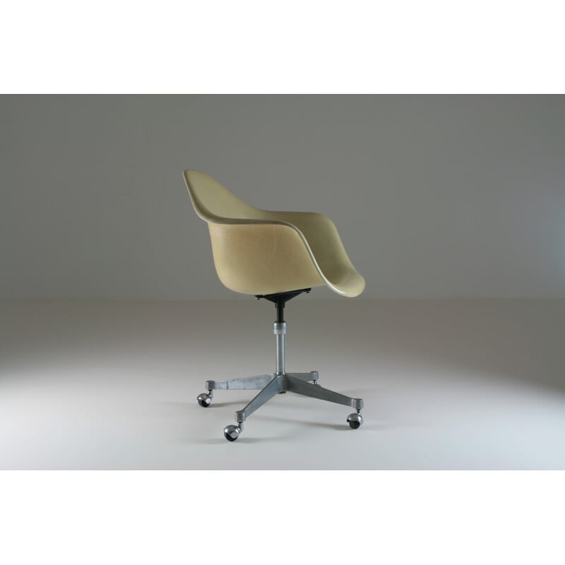 Vintage fiberglass armchair by Charles and Ray Eames for Herman Miller, 1960