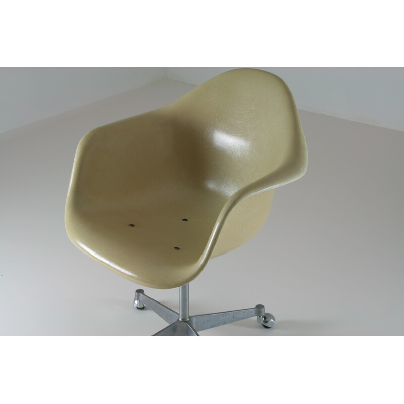 Vintage fiberglass armchair by Charles and Ray Eames for Herman Miller, 1960