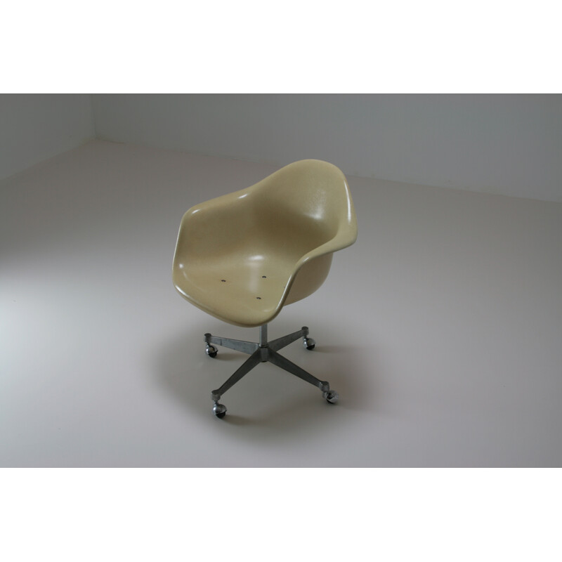 Vintage glasvezel fauteuil van Charles en Ray Eames voor Herman Miller, 1960