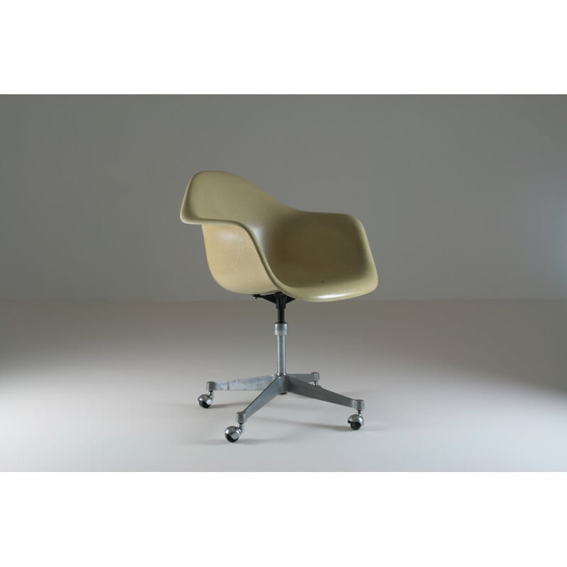 Poltrona vintage in fibra di vetro di Charles e Ray Eames per Herman Miller, 1960