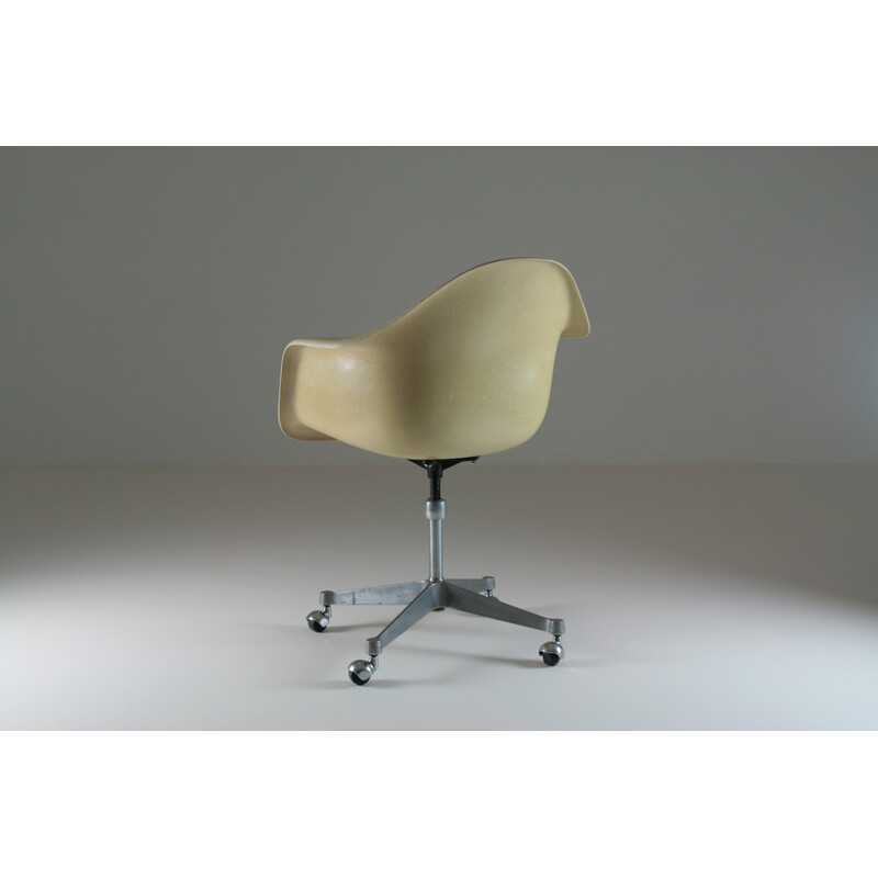 Fauteuil vintage en fibre de verre par Charles et Ray Eames pour Herman Miller, 1960