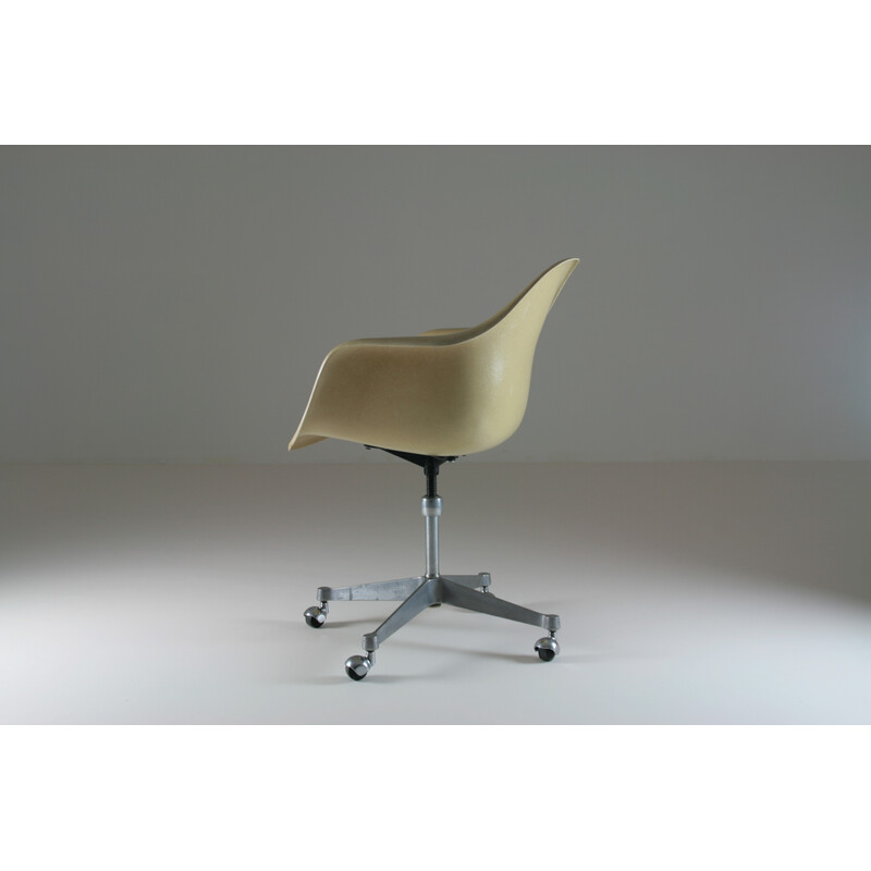 Vintage fiberglass armchair by Charles and Ray Eames for Herman Miller, 1960