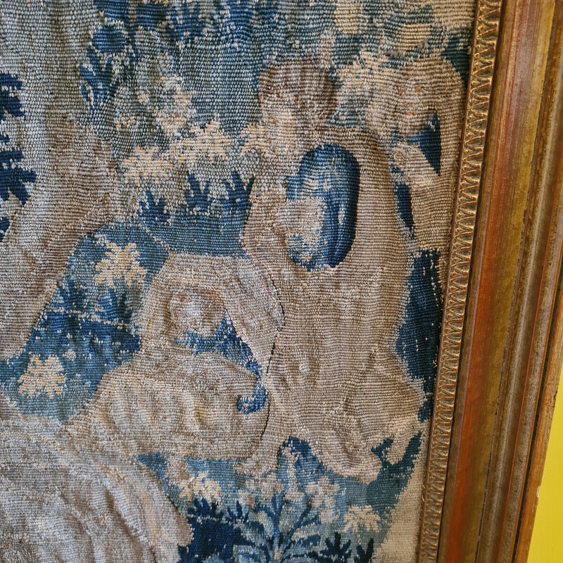Fragment de gobelin vintage représentant un homme assis