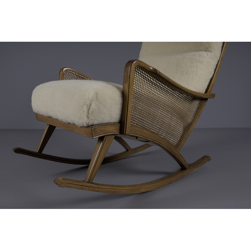 Cadeira de baloiço de madeira Vintage Cozy com pele de carneiro, anos 1950