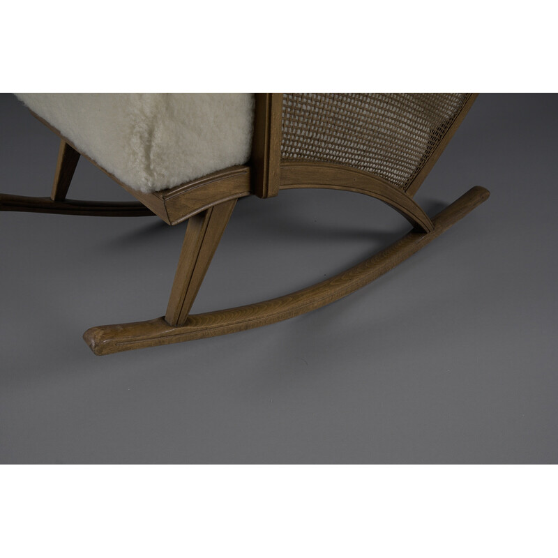 Vintage Accogliente sedia a dondolo in legno con pelle di pecora, anni '50