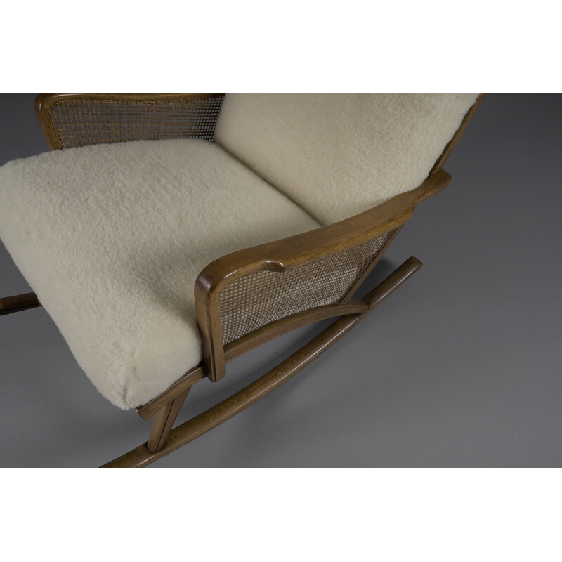 Vintage Accogliente sedia a dondolo in legno con pelle di pecora, anni '50